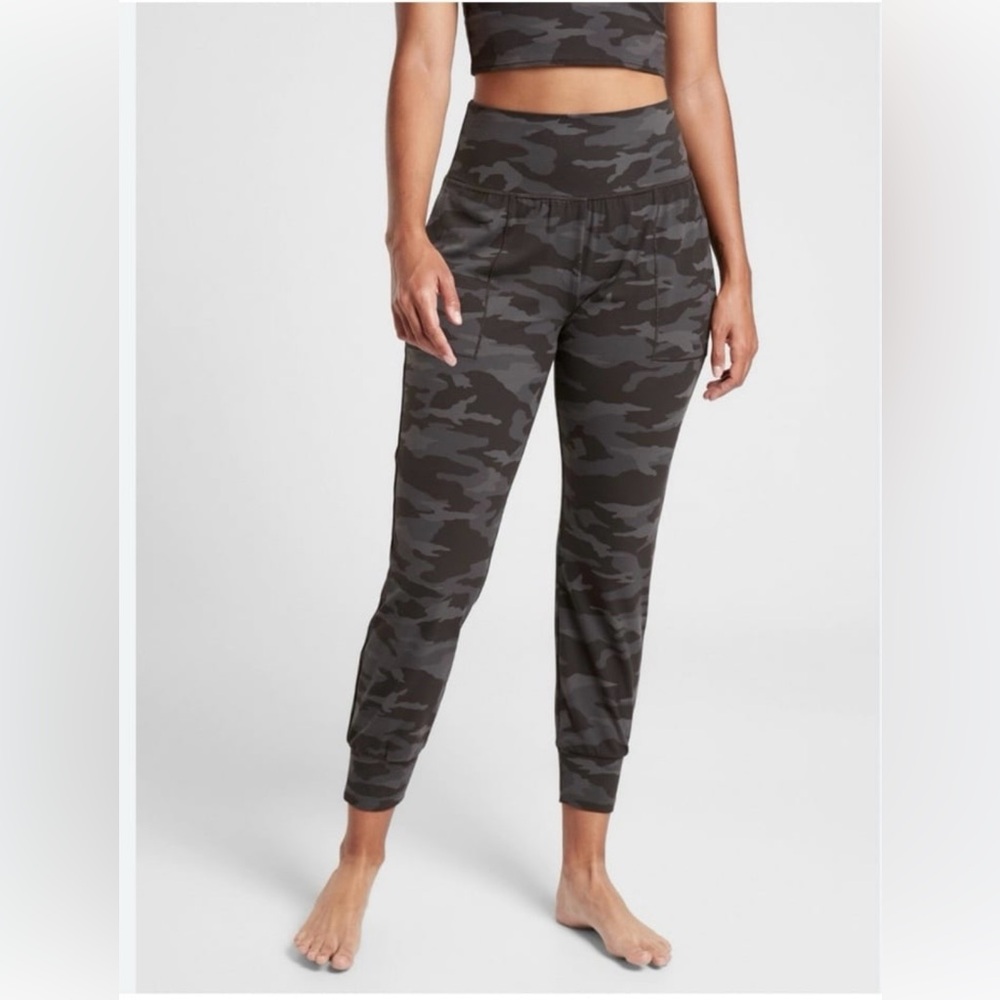 Athleta Salutation Joggers Grey Camo Small EUC